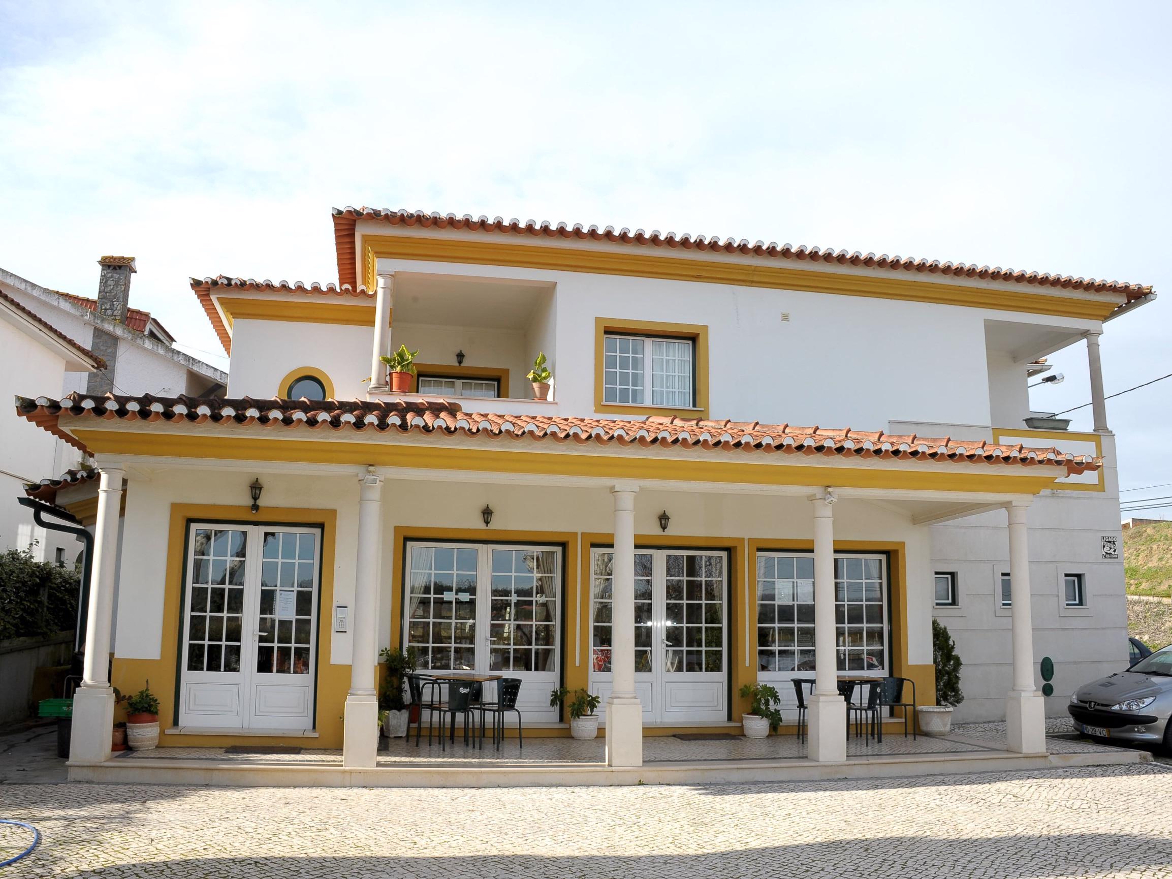 Fachada - O Restaurante Ninho do Falcão fica localizado entre Tomar e a Barragem do Castelo de Bode, servindo comida tradicional tendo  uma sala climatizada com ocupação máxima de 80 lugares. 