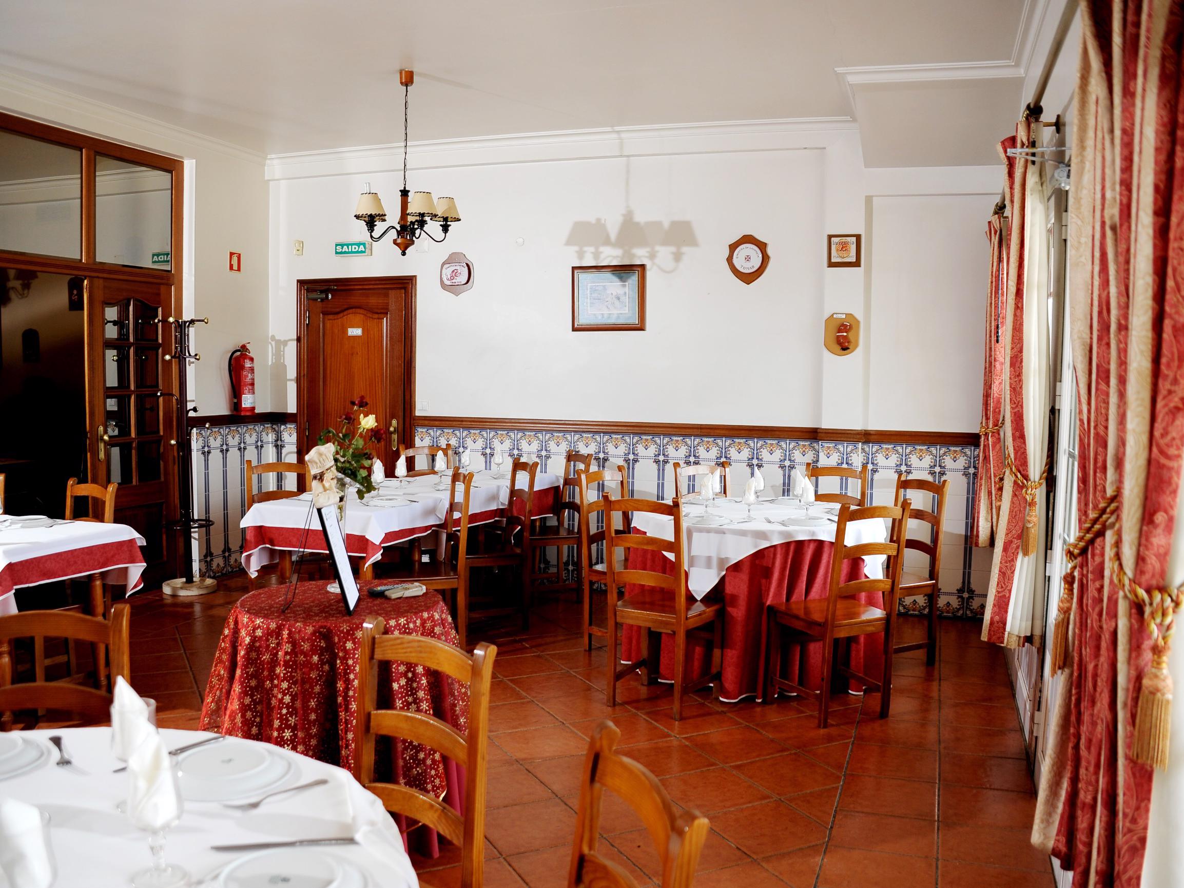 Refeições - O Restaurante Ninho do Falcão fica localizado entre Tomar e a Barragem do Castelo de Bode, servindo comida tradicional tendo  uma sala climatizada com ocupação máxima de 80 lugares. 