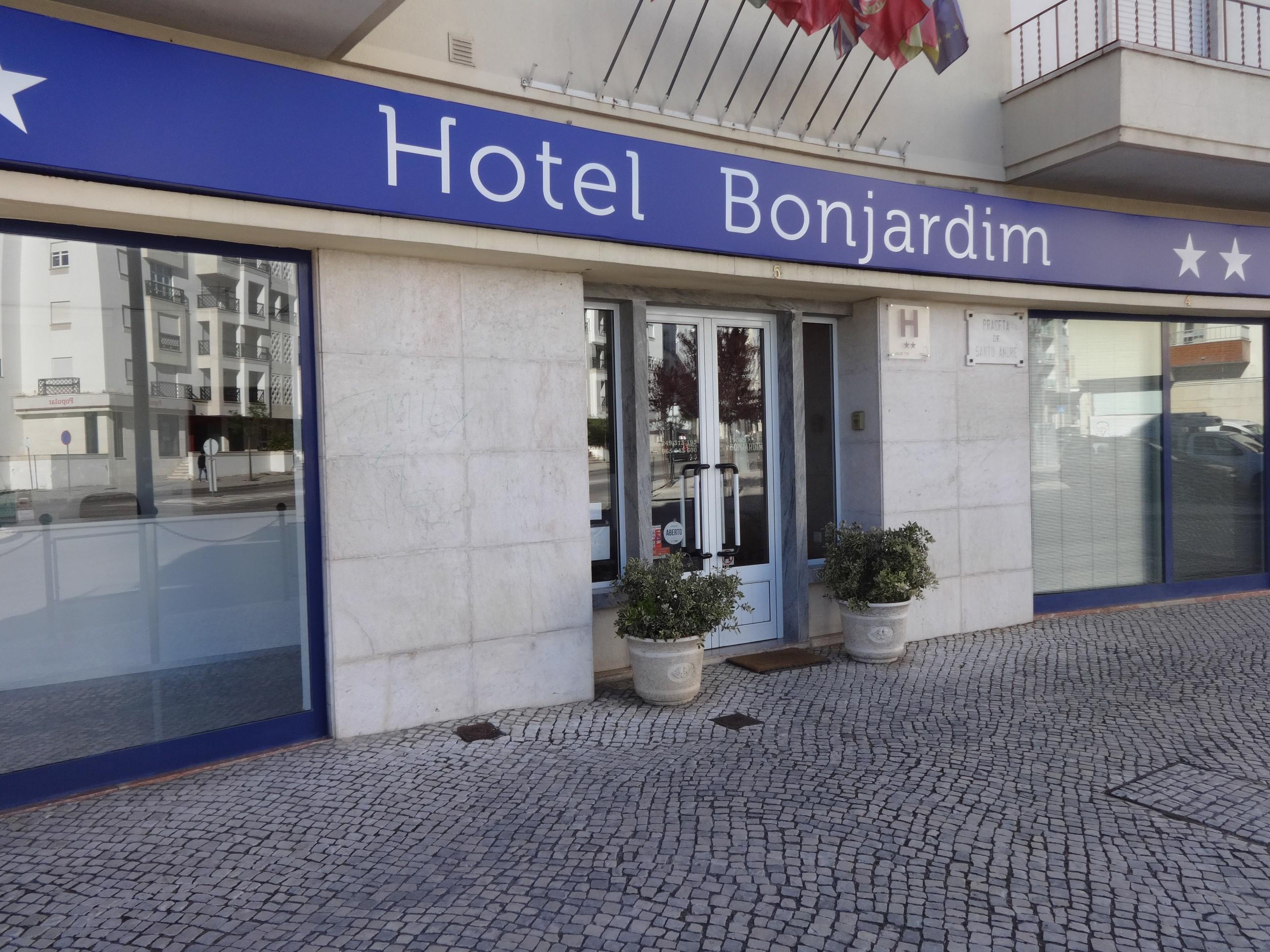 Fachada - O Hotel Bonjardim situa-se em Tomar, a menos de 20 minutos a pé do Convento de Cristo e a 15 minutos da Estação Ferroviária de Tomar, e dispõe de excelentes alojamentos com acesso Wi-Fi gratuito.