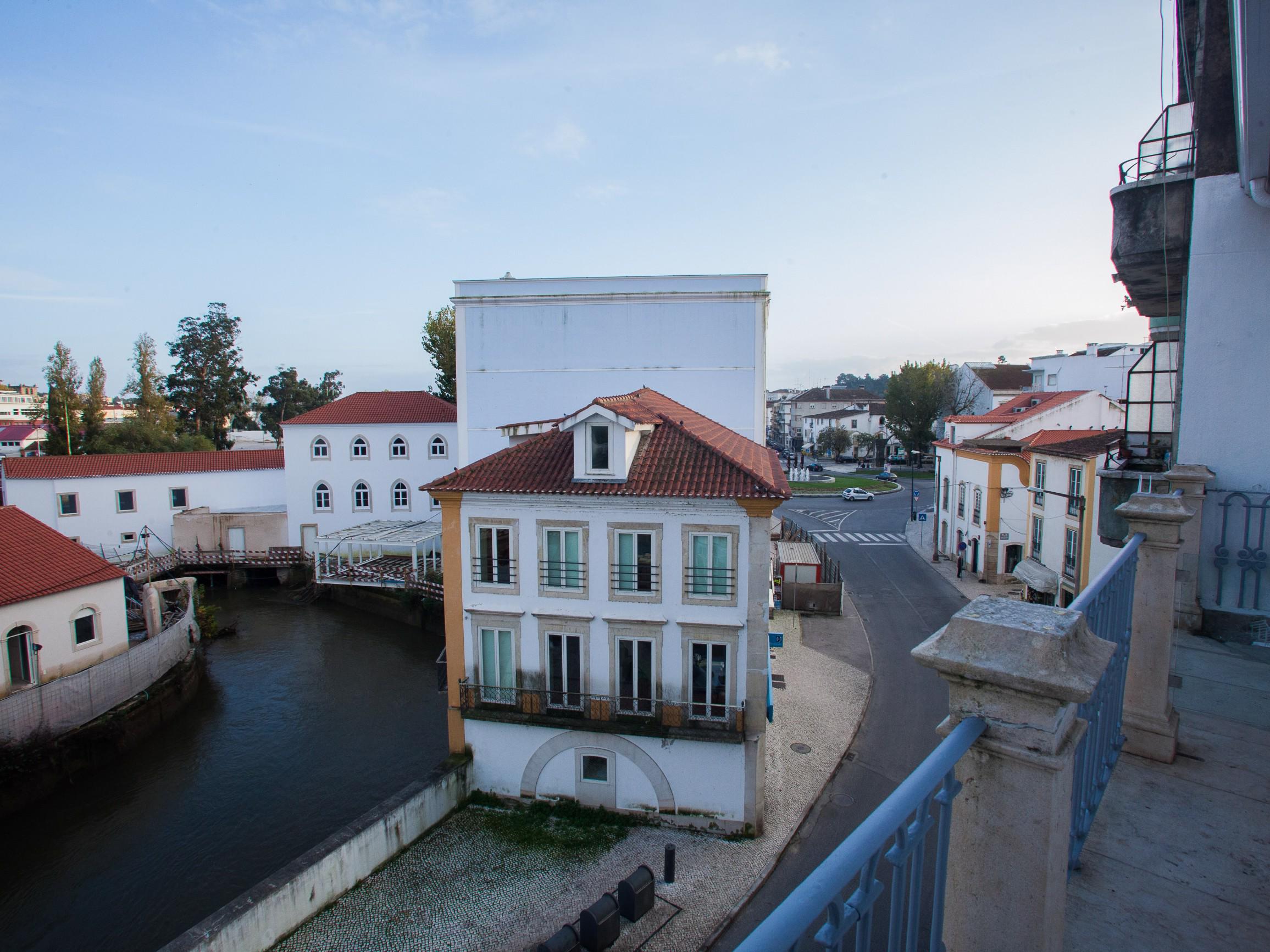 Enquadramento - Localizado em pleno centro histórico de Tomar, num edifício do final do sec XIX, integralmente recuperado com design de linhas simples e contemporâneas.