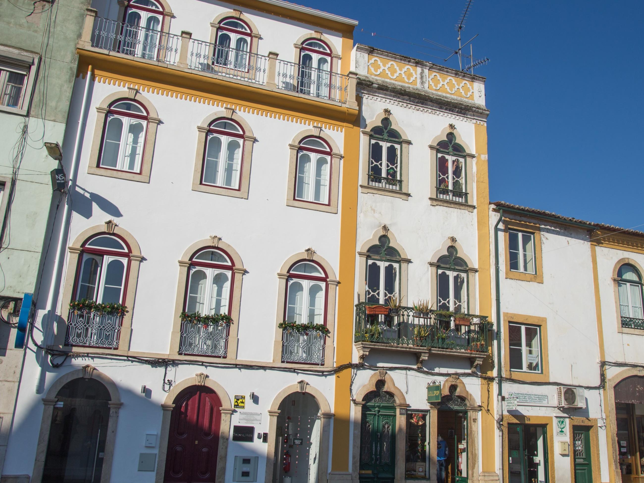 Fachada - Localizado em pleno centro histórico de Tomar, num edifício do final do sec XIX, integralmente recuperado com design de linhas simples e contemporâneas.