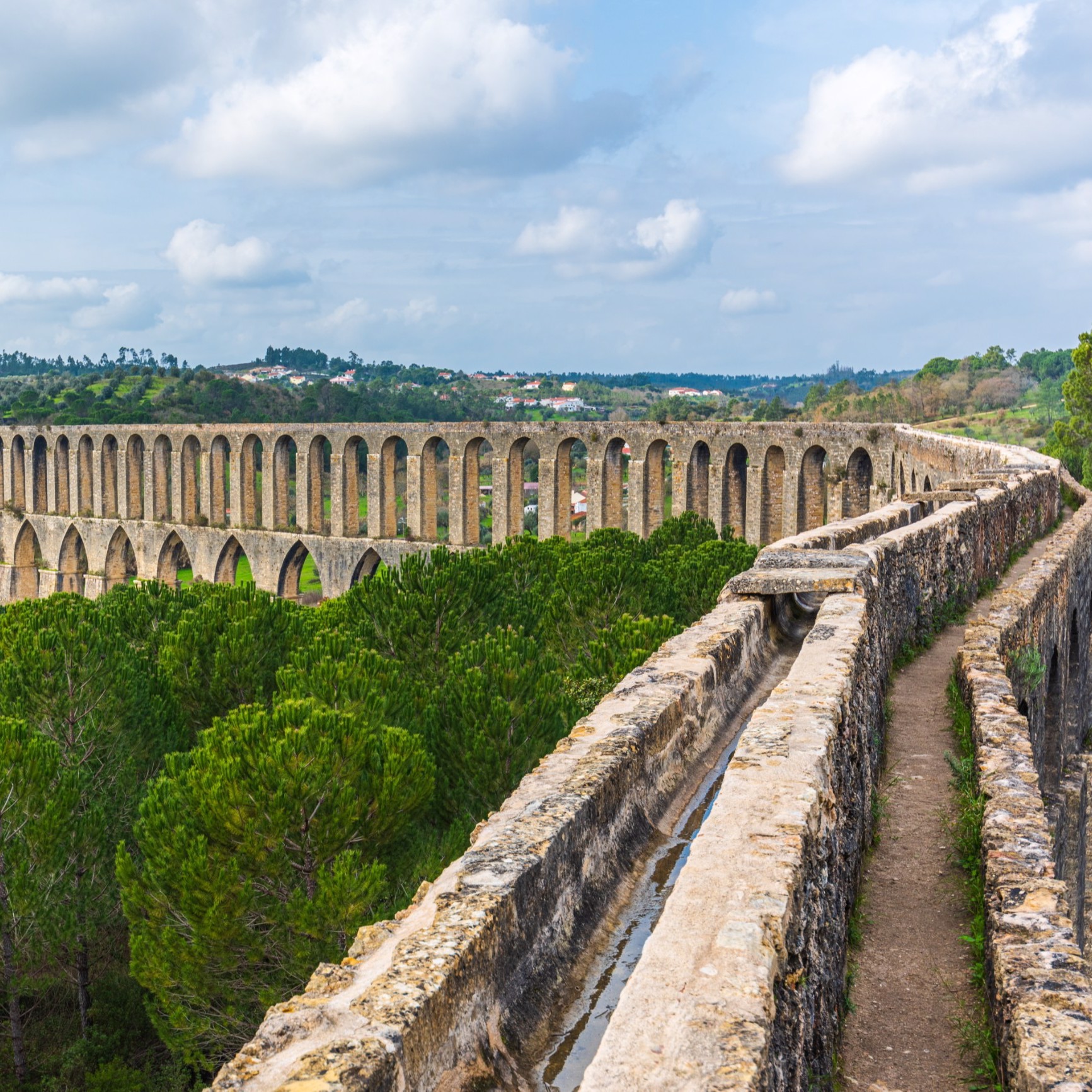 Aqueduto - O Aqueduto do Convento de Cristo, também conhecido como Aqueduto dos Pegões Altos, em Tomar, foi mandado erigir por Filipe I, para abastecer de água o Convento.