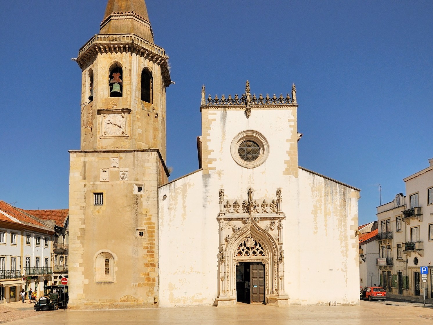 Igreja e torre - A Igreja apresenta uma planta retangular, estruturada em três naves e com uma torre sineira com um relógio do século XVI. Os seus portais são luxuosamente decorados ao estilo manuelino.