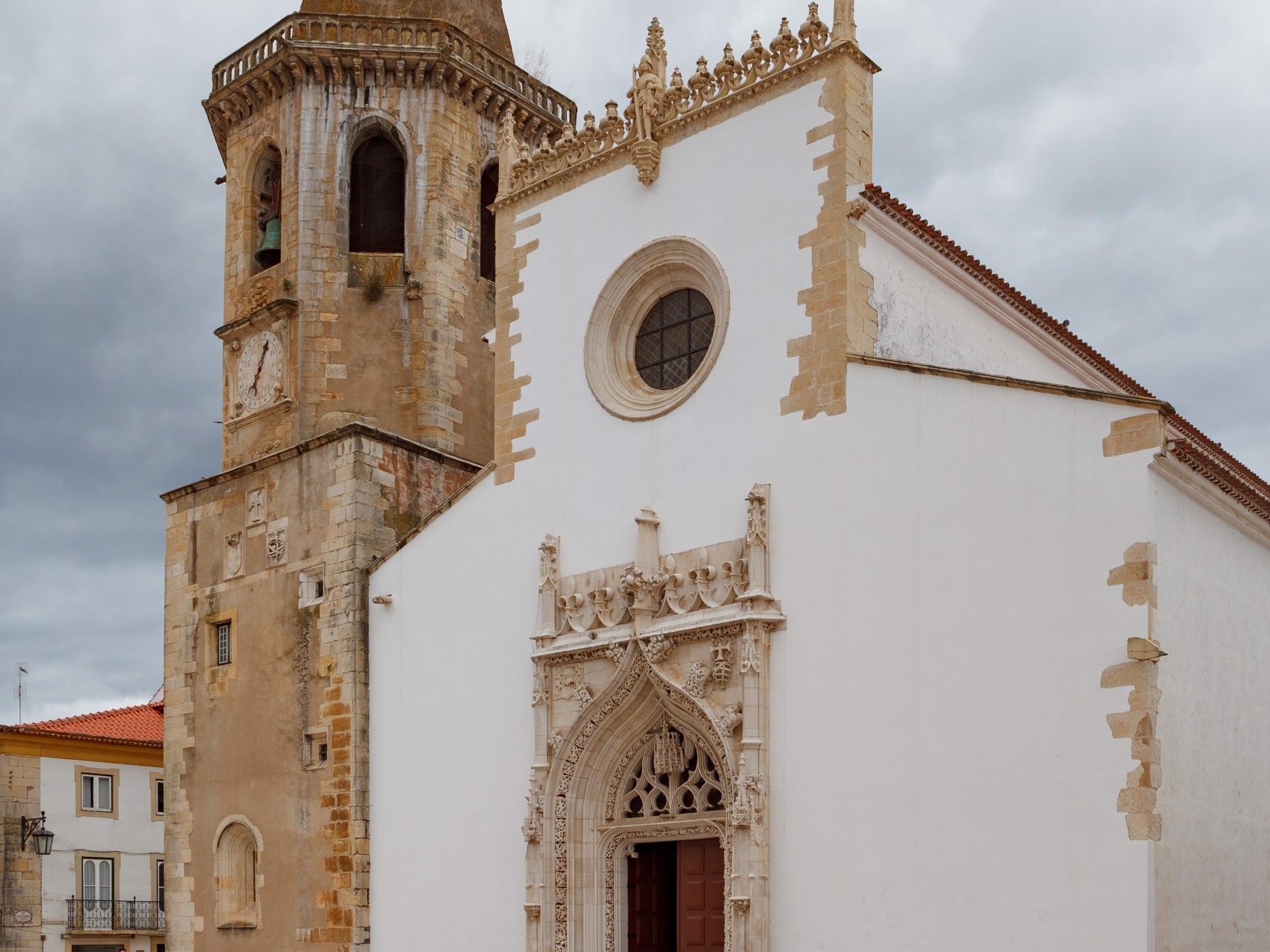 Igreja e torre - A Igreja apresenta uma planta retangular, estruturada em três naves e com uma torre sineira com um relógio do século XVI. Os seus portais são luxuosamente decorados ao estilo manuelino.