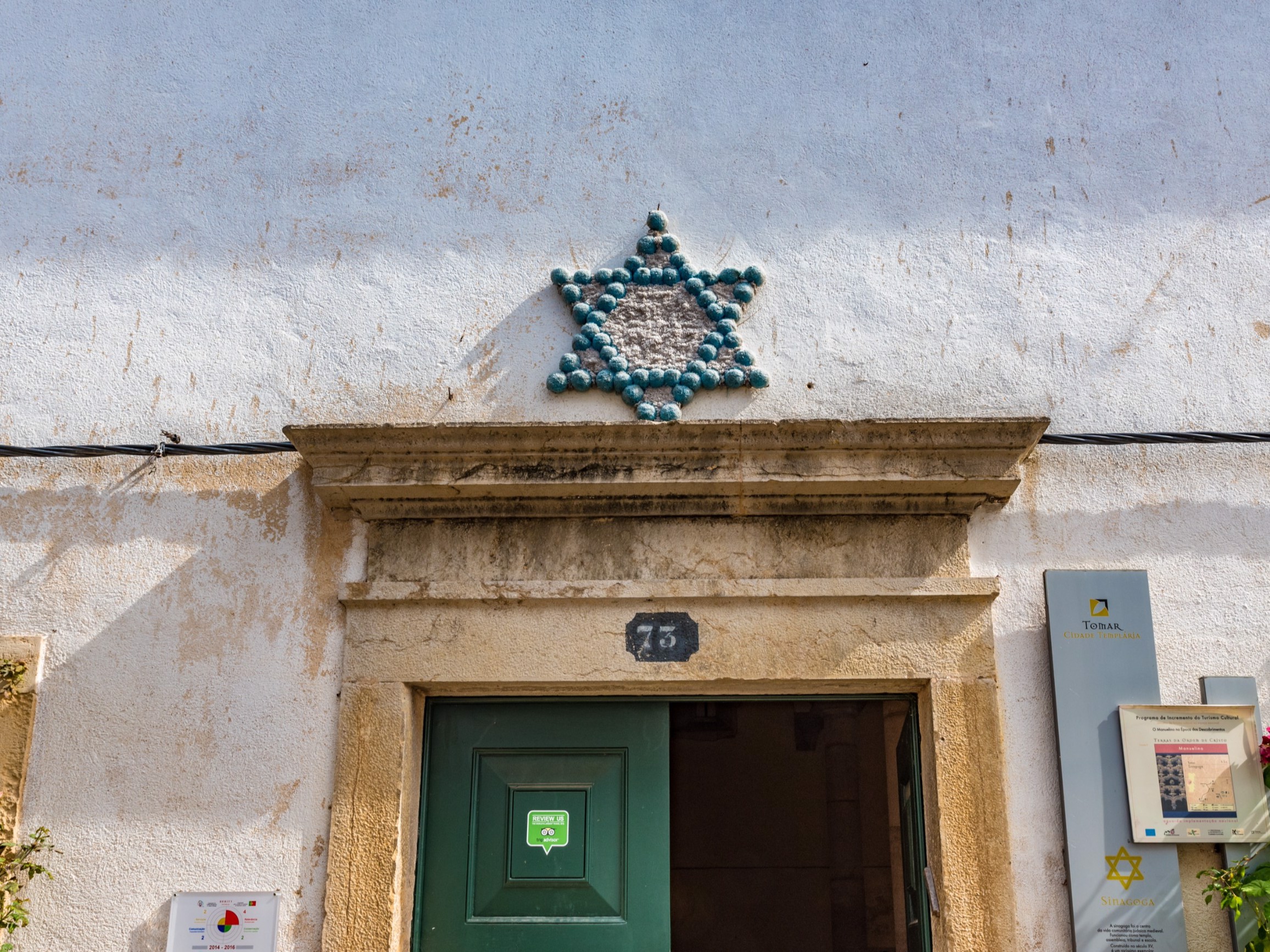 Pormenor - A Sinagoga de Tomar foi construída entre 1430 e 1460, por ordem do Infante D. Henrique, que sempre manteve uma relação de proximidade e mesmo de proteção para com a comunidade judaica, que contribuía generosamente para a grande empresa dos Descobrimentos.