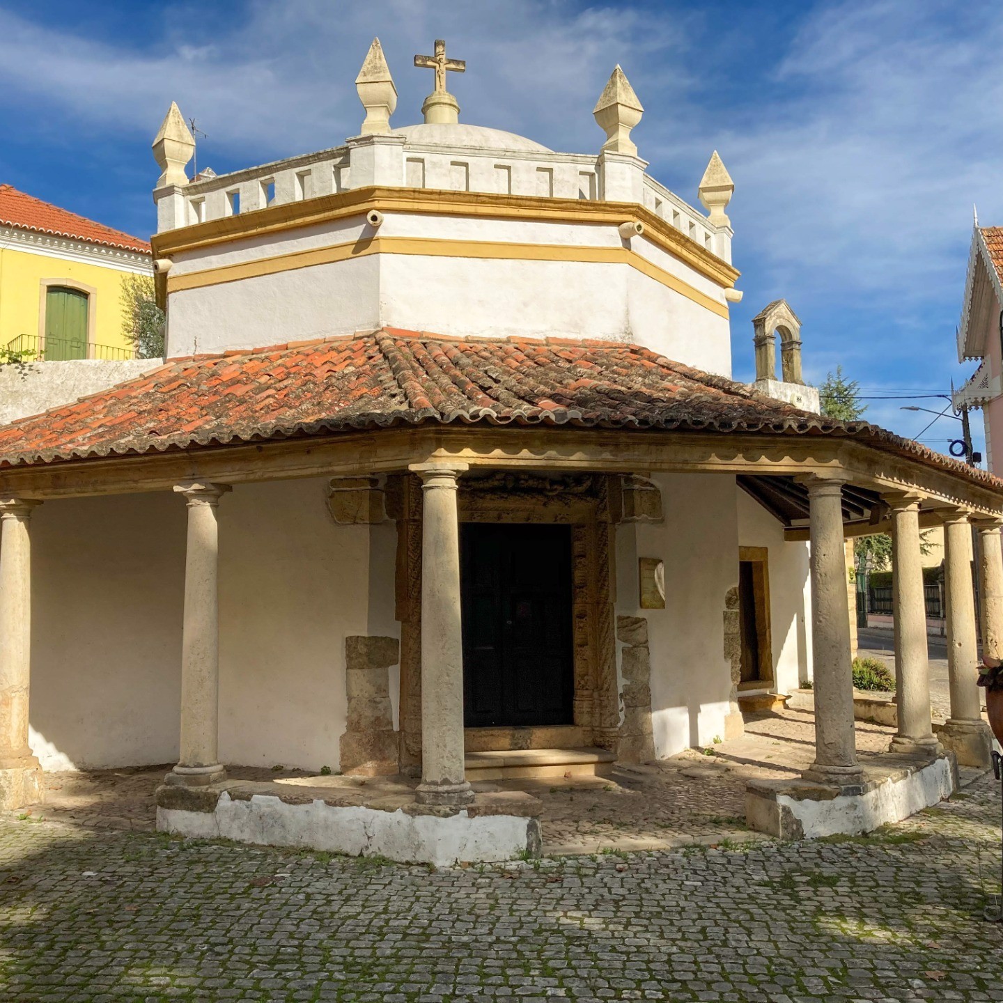 Capela - Pequeno santuário de construção quinhentista, planta central e estrutura octogonal no corpo principal do templo, rematada por uma cúpula de estilo renascentista.