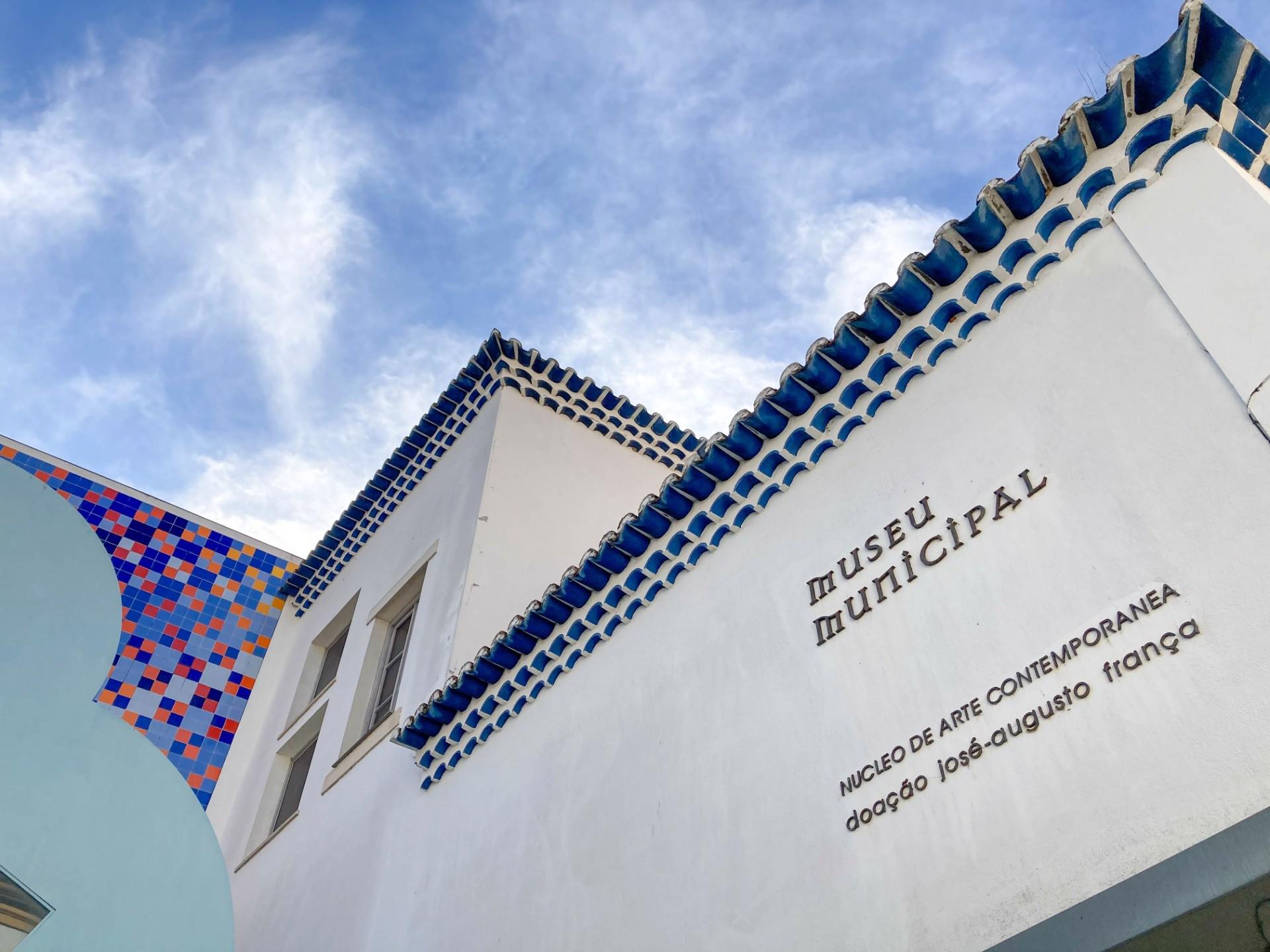Pormenor - O Núcleo de Arte Contemporânea – Museu Municipal foi criado em 2004 e contém  mais de duas centenas de obras, entre as quais pinturas, esculturas, desenhos e fotografias, abrange um arco cronológico que se estende de 1932 aos nossos dias. 