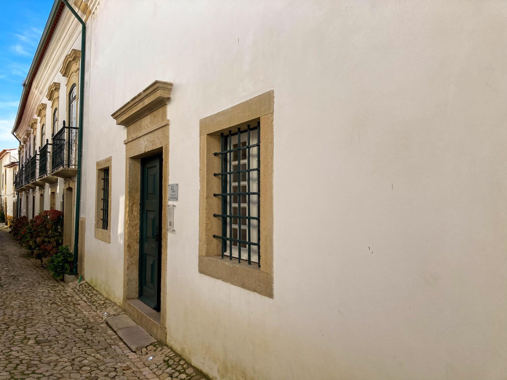 Fachada - A Sinagoga de Tomar foi construída entre 1430 e 1460, por ordem do Infante D. Henrique, que sempre manteve uma relação de proximidade e mesmo de proteção para com a comunidade judaica, que contribuía generosamente para a grande empresa dos Descobrimentos.