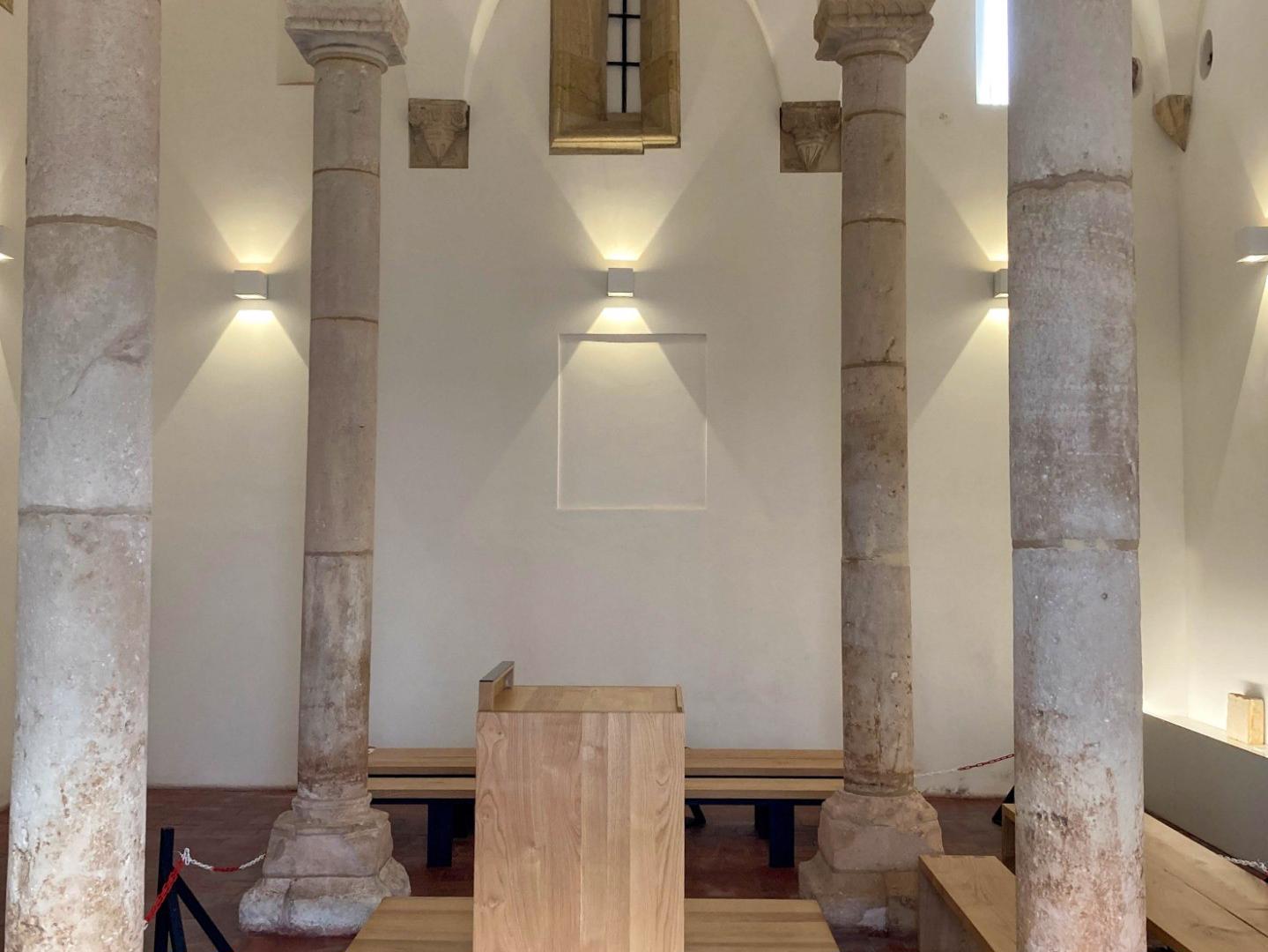 Sinagoga - A Sinagoga de Tomar foi construída entre 1430 e 1460, por ordem do Infante D. Henrique, que sempre manteve uma relação de proximidade e mesmo de proteção para com a comunidade judaica, que contribuía generosamente para a grande empresa dos Descobrimentos.