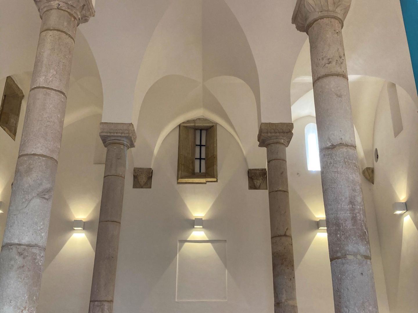 Sinagoga - A Sinagoga de Tomar foi construída entre 1430 e 1460, por ordem do Infante D. Henrique, que sempre manteve uma relação de proximidade e mesmo de proteção para com a comunidade judaica, que contribuía generosamente para a grande empresa dos Descobrimentos.