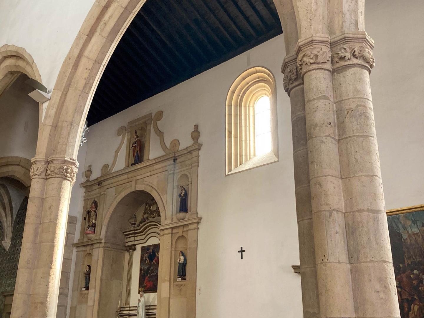 Arquitetura - A Igreja apresenta uma planta retangular, estruturada em três naves e com uma torre sineira com um relógio do século XVI. Os seus portais são luxuosamente decorados ao estilo manuelino.