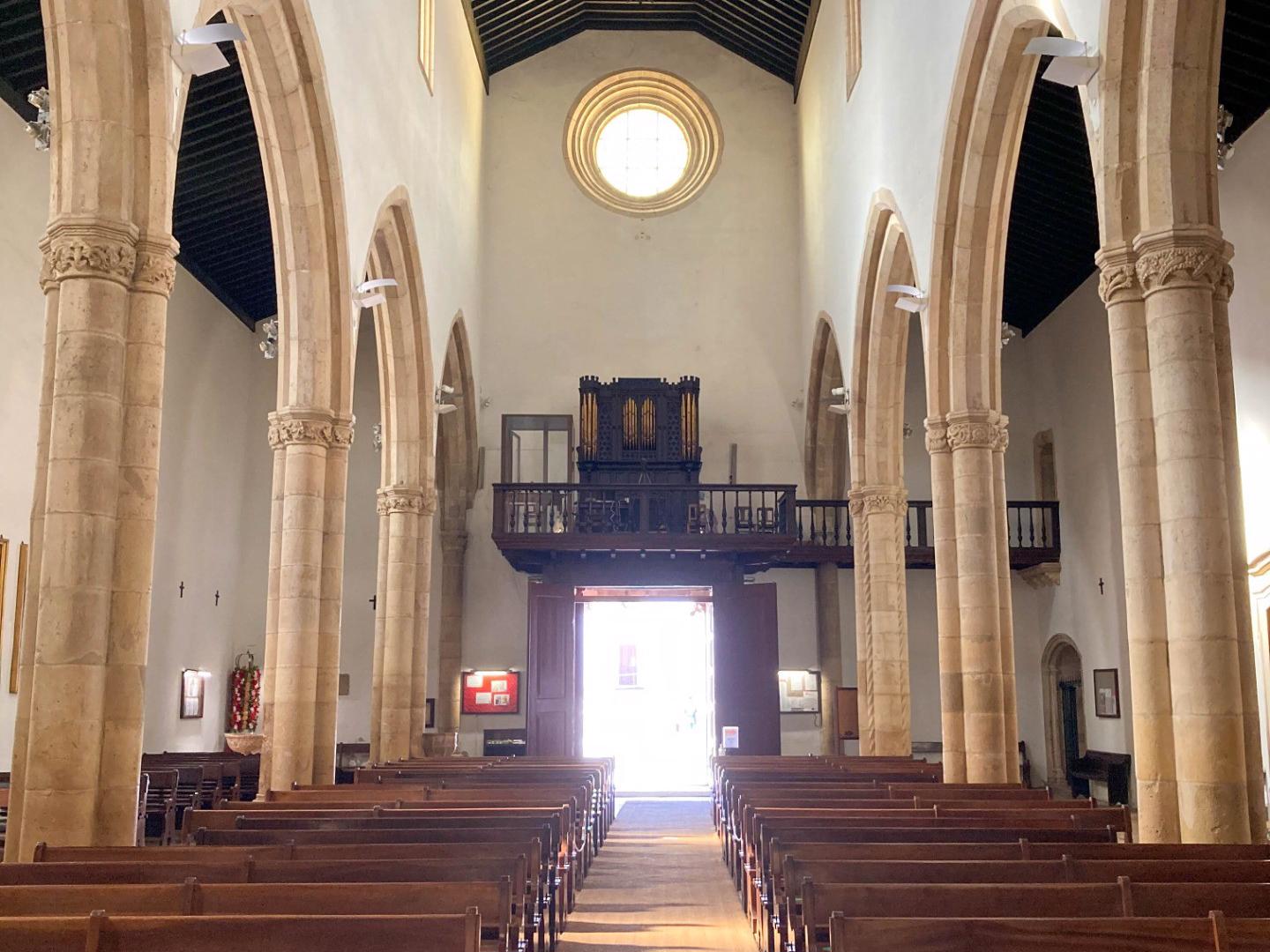 Recepção - A Igreja apresenta uma planta retangular, estruturada em três naves e com uma torre sineira com um relógio do século XVI. Os seus portais são luxuosamente decorados ao estilo manuelino.