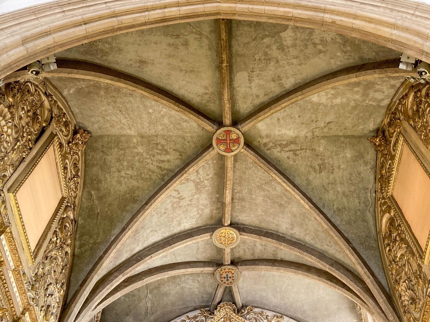 Arquitetura - A Igreja apresenta uma planta retangular, estruturada em três naves e com uma torre sineira com um relógio do século XVI. Os seus portais são luxuosamente decorados ao estilo manuelino.