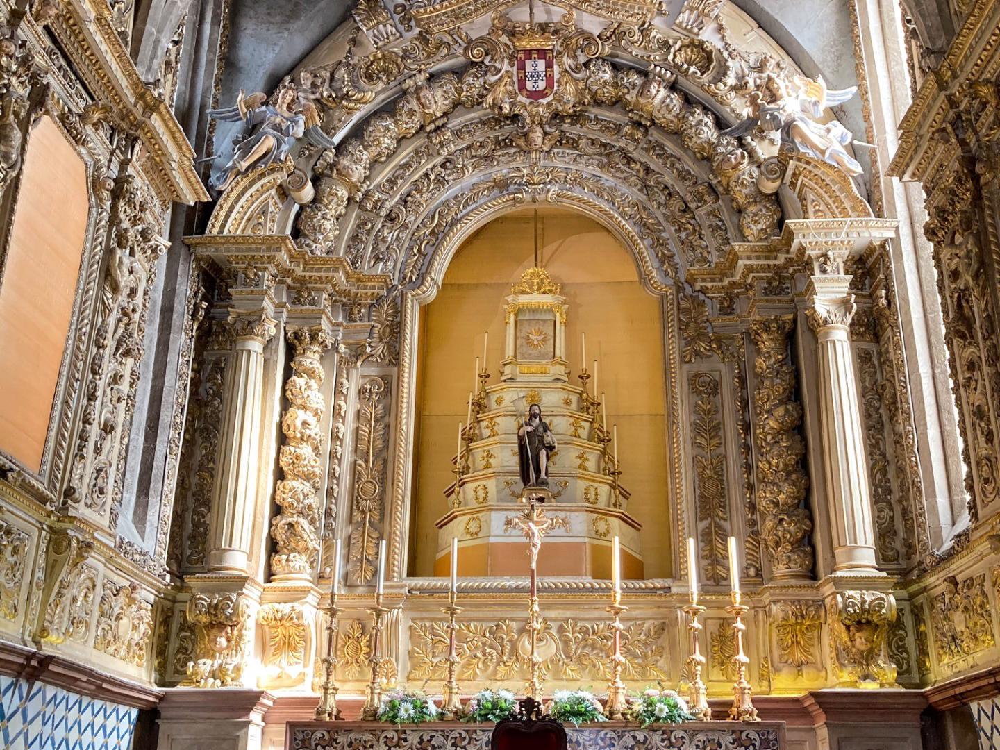 Altar - A Igreja apresenta uma planta retangular, estruturada em três naves e com uma torre sineira com um relógio do século XVI. Os seus portais são luxuosamente decorados ao estilo manuelino.