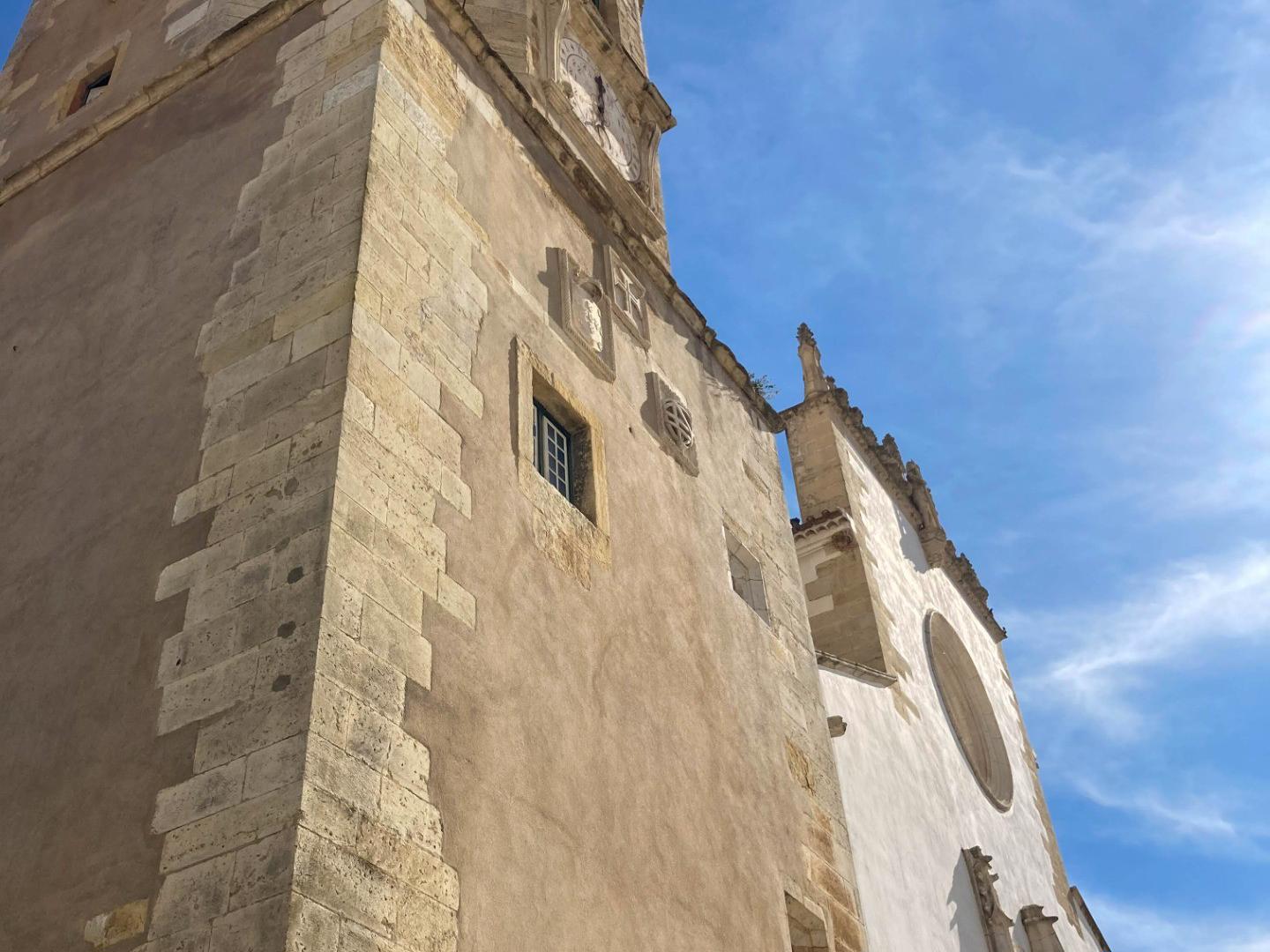 Torre - A Igreja apresenta uma planta retangular, estruturada em três naves e com uma torre sineira com um relógio do século XVI. Os seus portais são luxuosamente decorados ao estilo manuelino.