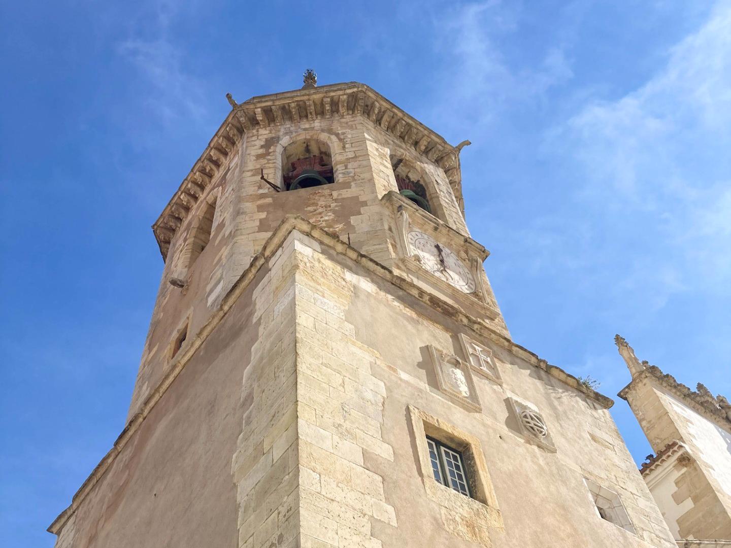 Torre - A Igreja apresenta uma planta retangular, estruturada em três naves e com uma torre sineira com um relógio do século XVI. Os seus portais são luxuosamente decorados ao estilo manuelino.