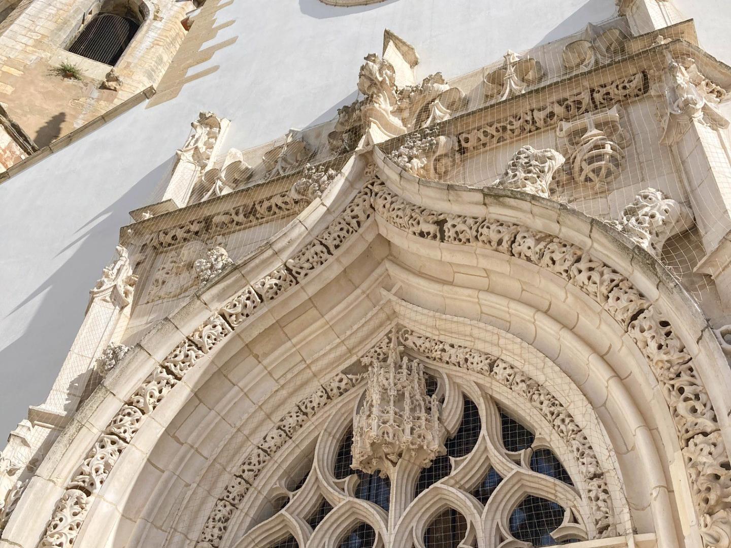 Fachada - A Igreja apresenta uma planta retangular, estruturada em três naves e com uma torre sineira com um relógio do século XVI. Os seus portais são luxuosamente decorados ao estilo manuelino.