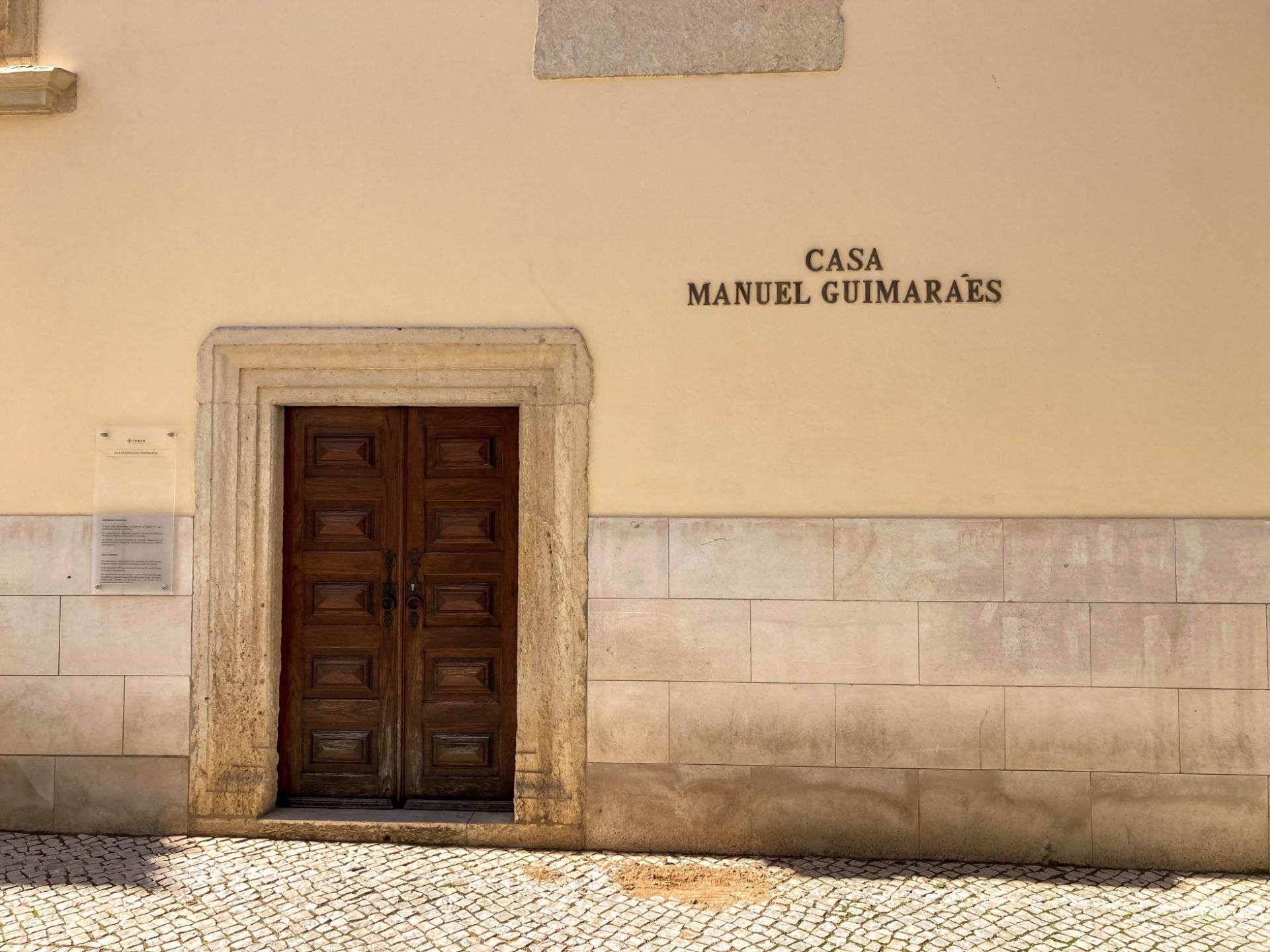 Fachada - A Casa Manuel Guimarães terá sido a casa onde viveu o famoso mestre de obras e arquiteto hispano-português João de Castilho, durante o período em que viveu em Tomar para realizar as obras do Convento de Cristo e as remodelações da Capela de Santa Iria.