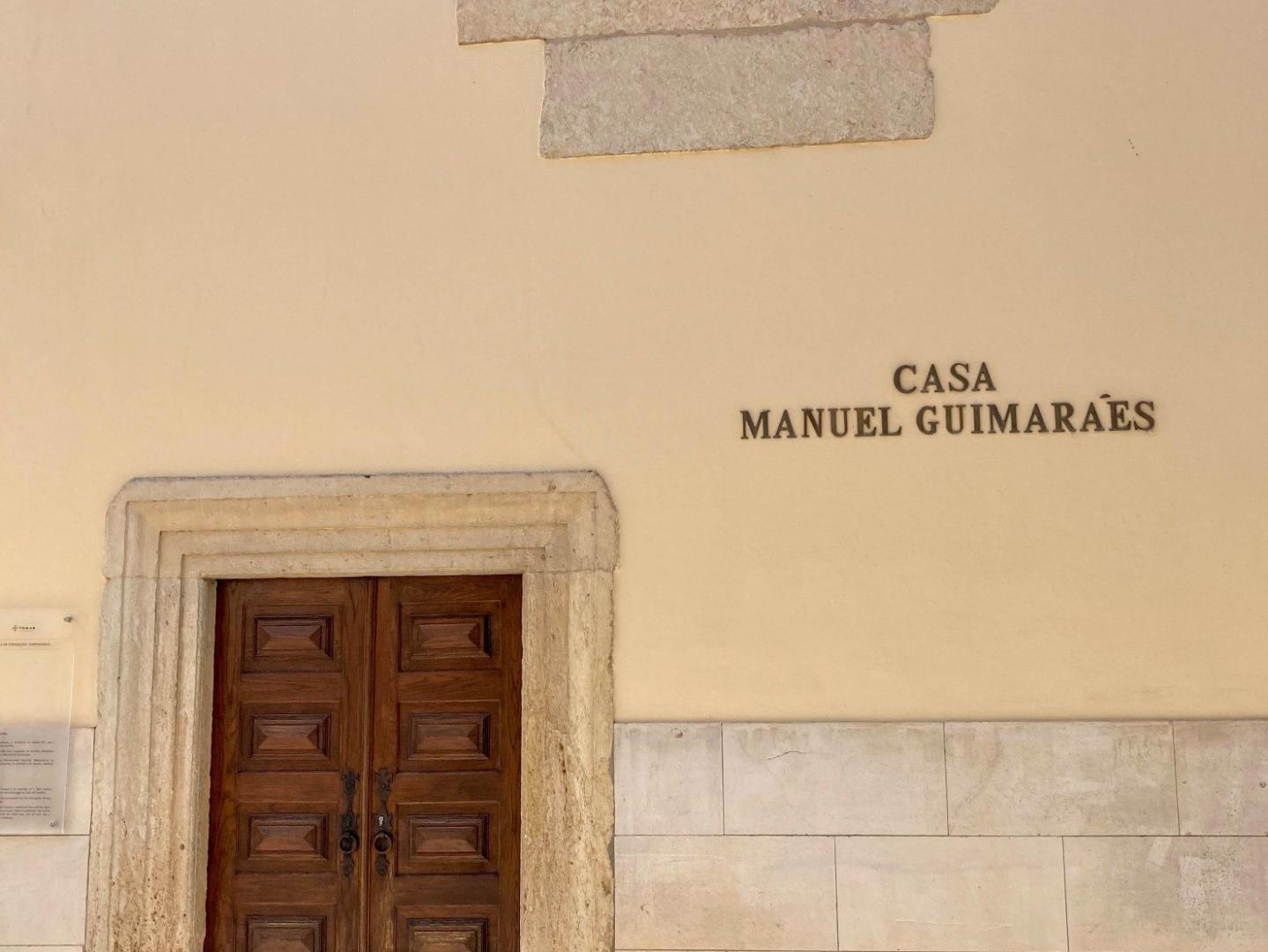 Fachada - A Casa Manuel Guimarães terá sido a casa onde viveu o famoso mestre de obras e arquiteto hispano-português João de Castilho, durante o período em que viveu em Tomar para realizar as obras do Convento de Cristo e as remodelações da Capela de Santa Iria.