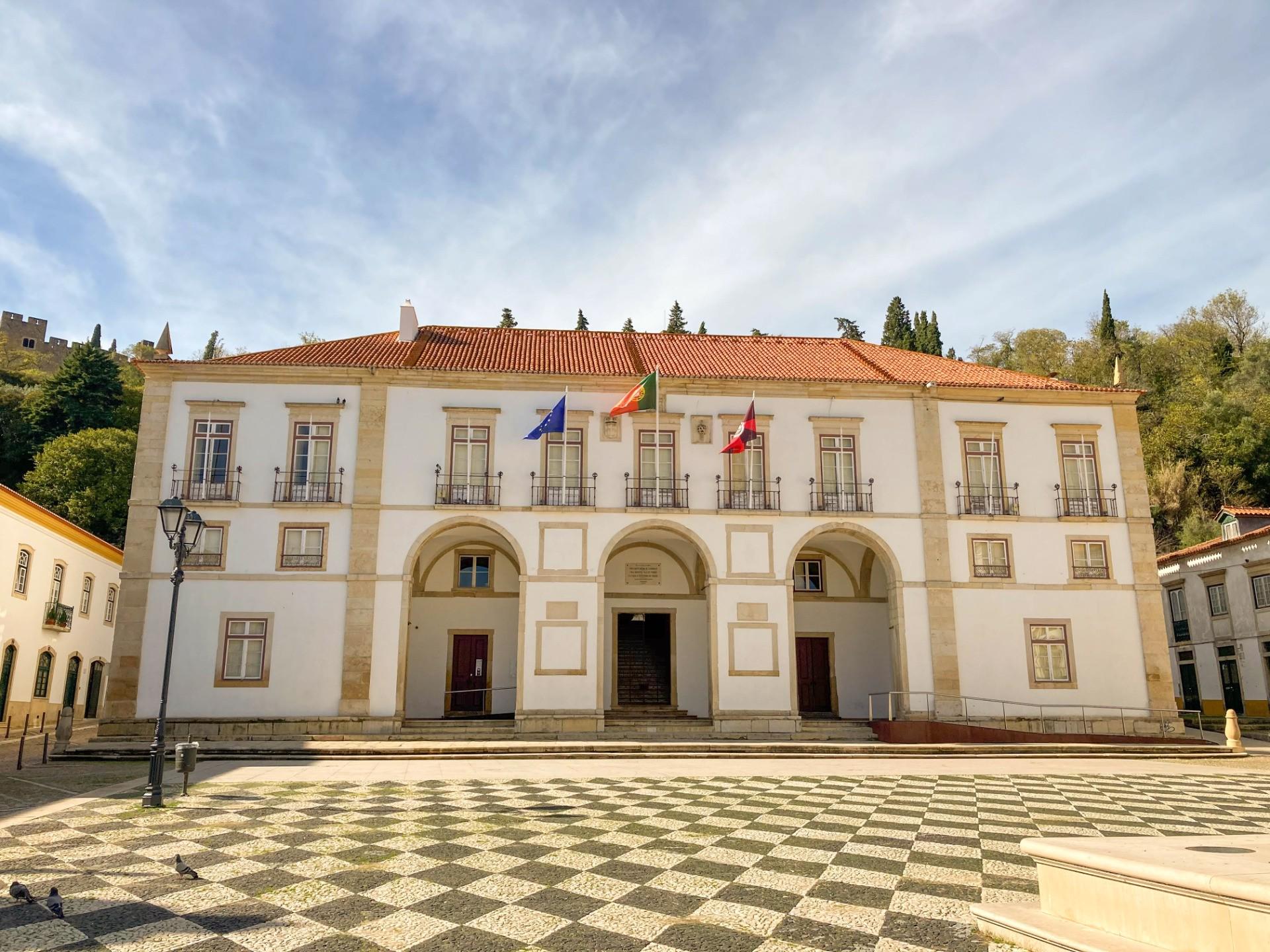 Enquadramento - O Edifício dos Paços do Concelho foi construído no início do século XVI, e é hoje a casa da Câmara Municipal de Tomar.