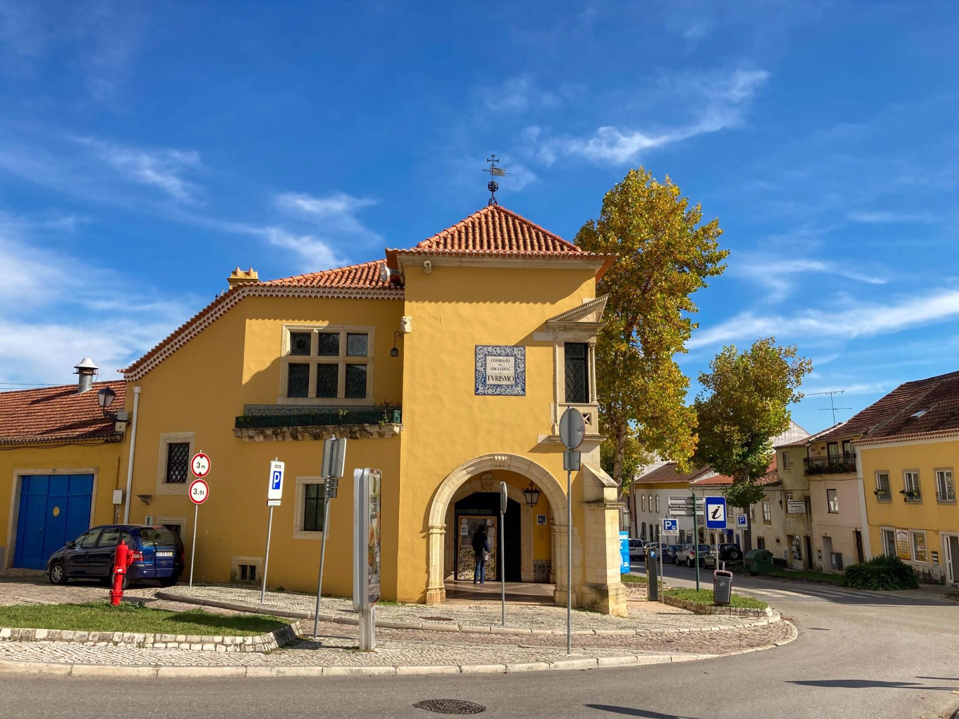 Enquadramento - O Edifício do Posto de Turismo, em Tomar, merece destaque pela relevância e originalidade arquitetónica da sua construção e pelo importante detalhe da Janela de cunhal quinhentista presente no imóvel, protegida e classificada como monumento nacional.