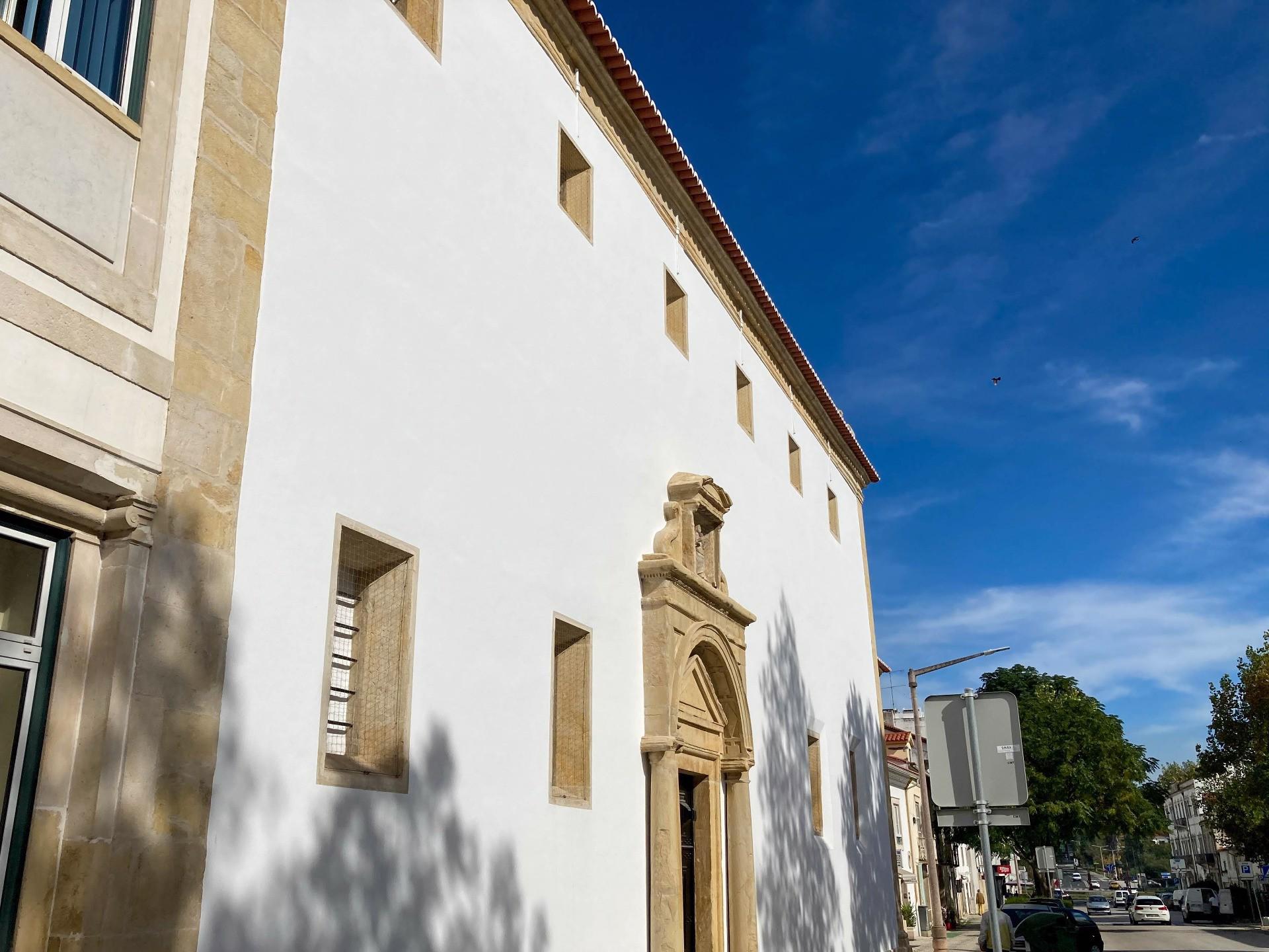 Fachada - também conhecida como Igreja da Misericórdia. A Santa Casa da Misericórdia de Tomar foi estabelecida pelo Rei D. Manuel I, no ano de 1510, sendo-lhe anexado o Hospital de Nossa Senhora da Graça.