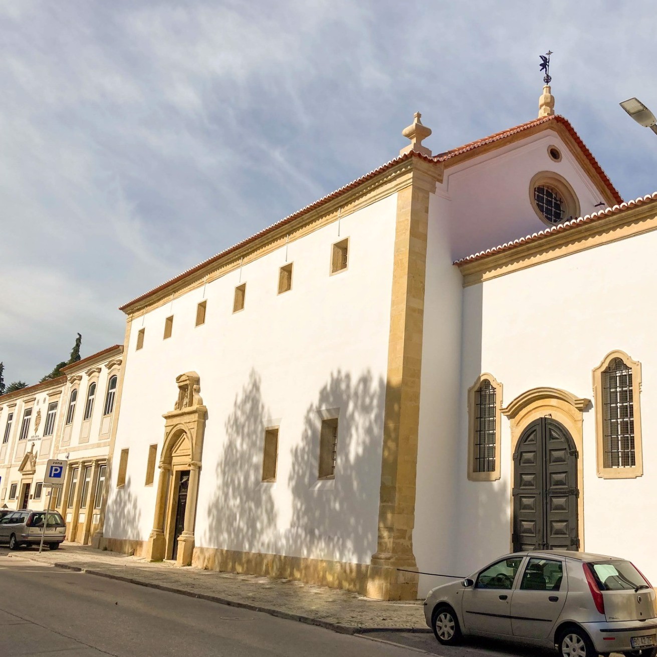 Enquadramento - também conhecida como Igreja da Misericórdia. A Santa Casa da Misericórdia de Tomar foi estabelecida pelo Rei D. Manuel I, no ano de 1510, sendo-lhe anexado o Hospital de Nossa Senhora da Graça.