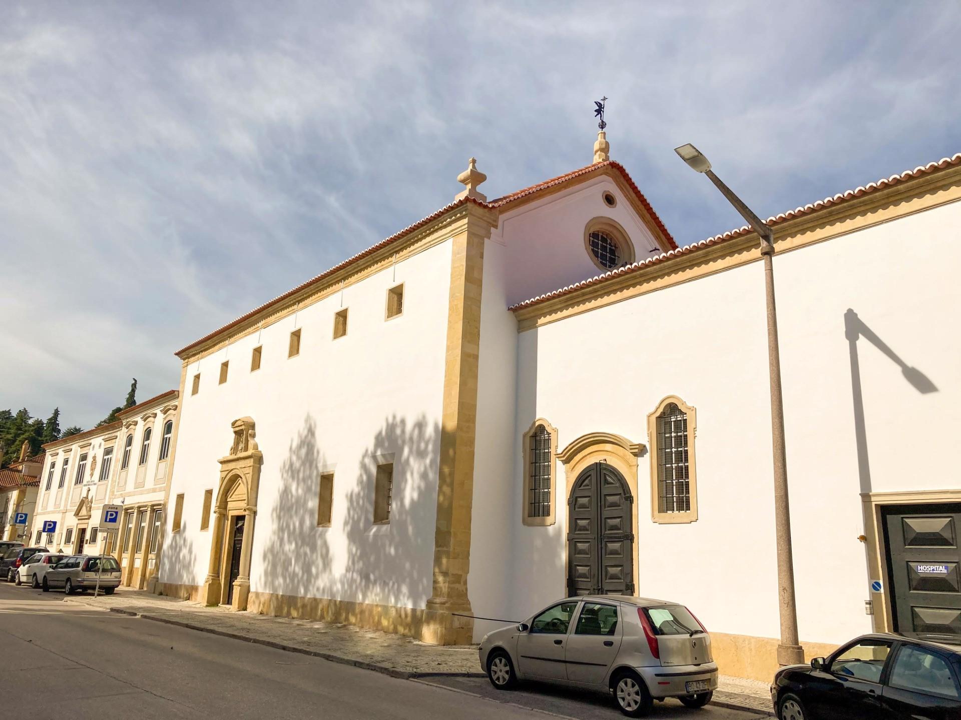 Enquadramento - também conhecida como Igreja da Misericórdia. A Santa Casa da Misericórdia de Tomar foi estabelecida pelo Rei D. Manuel I, no ano de 1510, sendo-lhe anexado o Hospital de Nossa Senhora da Graça.