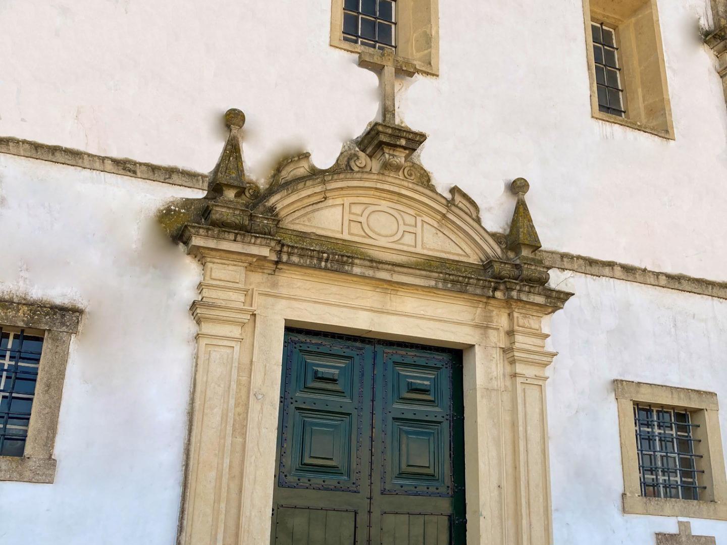 Fachada - O Convento de São Francisco foi fundado no ano de 1624 por frades franciscanos oriundos da comunidade religiosa de Santa Cita. Mandado edificar pelo rei Filipe III, trata-se de um templo de estilo maneirista, construído em torno de dois claustros. 