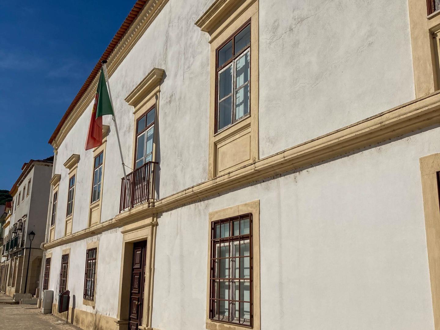 Fachada - O Palácio de Alvaiázere, situado no centro histórico de Tomar, perto da antiga Várzea Grande, reveste-se de grande interesse arquitetónico, histórico e cultural para a cidade, sendo um registo do seu desenvolvimento e evolução através dos séculos.