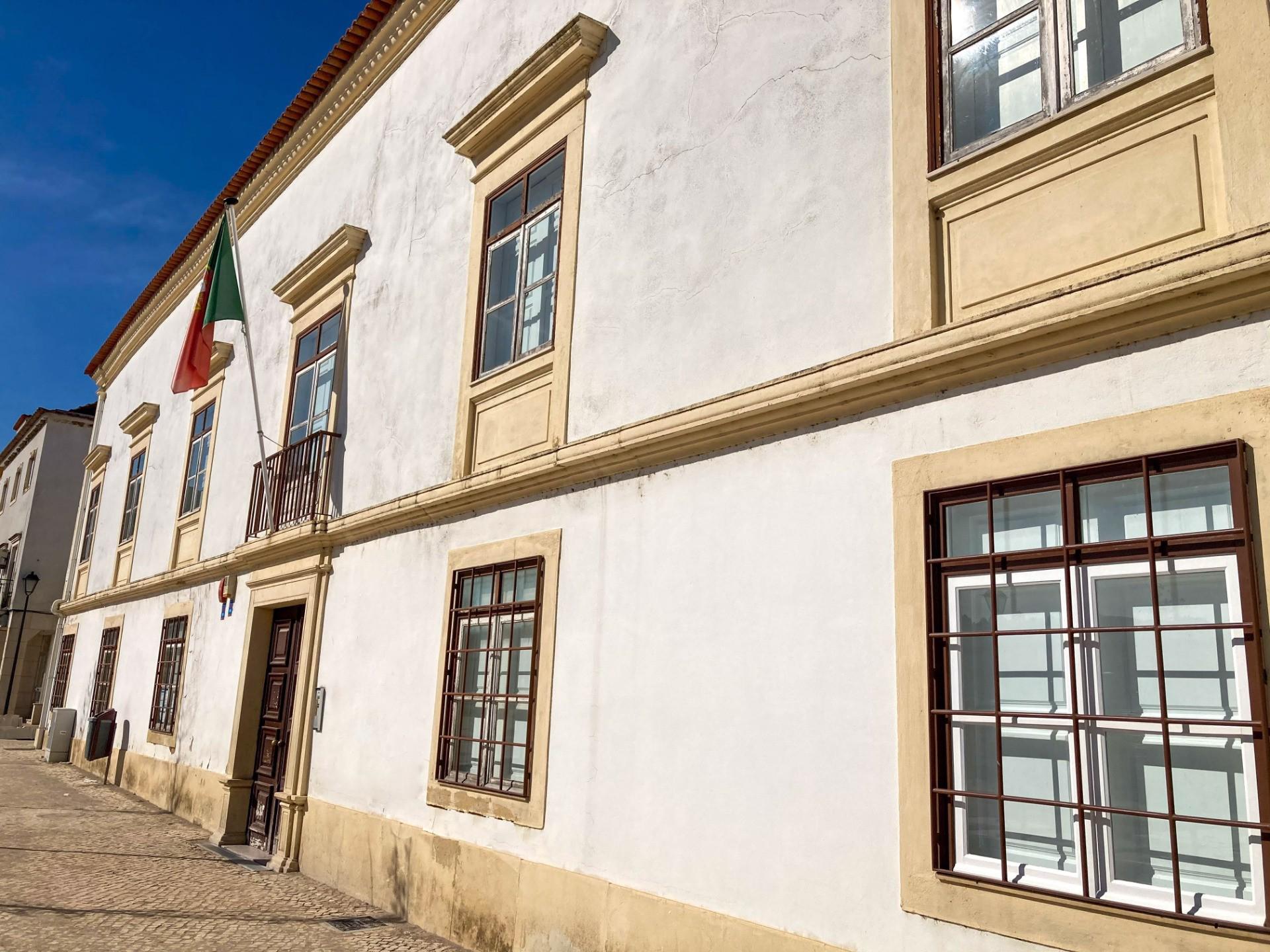 Fachada - O Palácio de Alvaiázere, situado no centro histórico de Tomar, perto da antiga Várzea Grande, reveste-se de grande interesse arquitetónico, histórico e cultural para a cidade, sendo um registo do seu desenvolvimento e evolução através dos séculos.