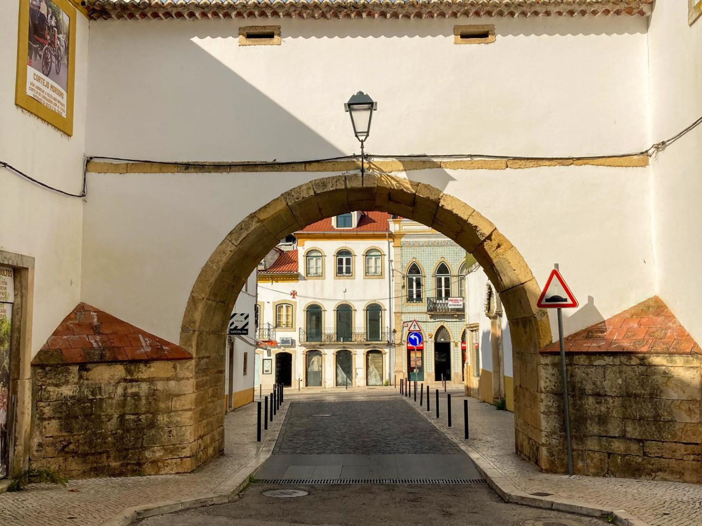 Enquadramento - O Arco das Freiras, em Tomar, é um arco de volta inteira sobre a Rua de Santa Iria, que é uma passagem aérea que liga o Convento de Santa Iria ao antigo Palácio de Frei António de Lisboa. A sua origem remonta ao século XVI.