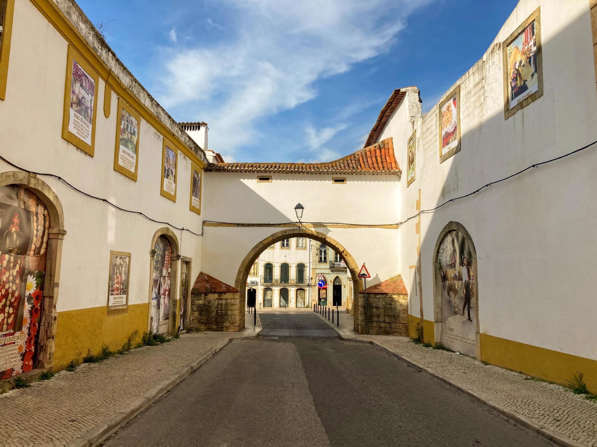 Enquadramento - O Arco das Freiras, em Tomar, é um arco de volta inteira sobre a Rua de Santa Iria, que é uma passagem aérea que liga o Convento de Santa Iria ao antigo Palácio de Frei António de Lisboa. A sua origem remonta ao século XVI.