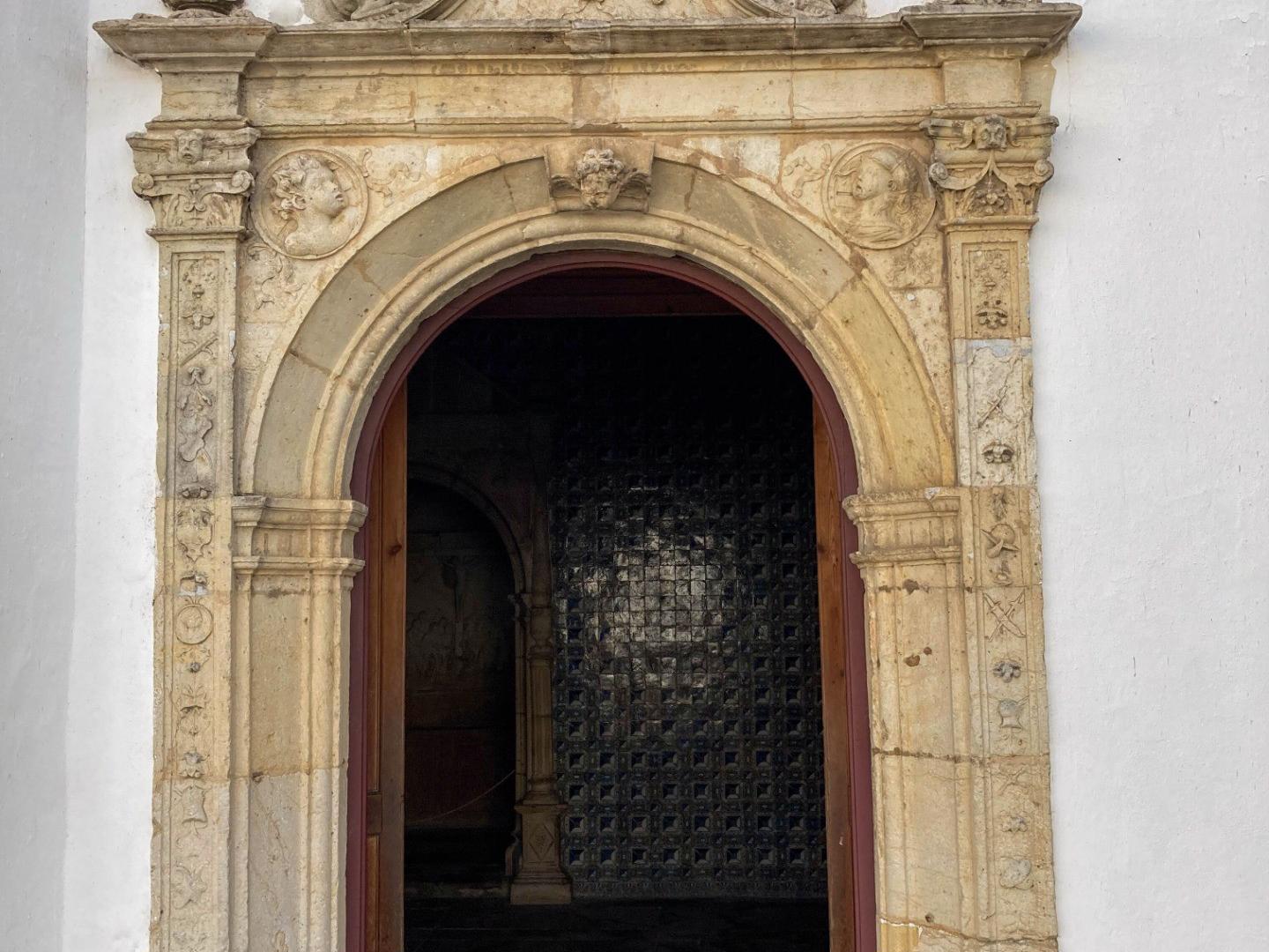 Fachada - Capela dedicada a Santa Iria, padroeira da cidade. Foi mandada construir no século XV, tendo sofrido uma remodelação e ampliação no século XVI, que lhe acrescentou elementos renascentistas. 