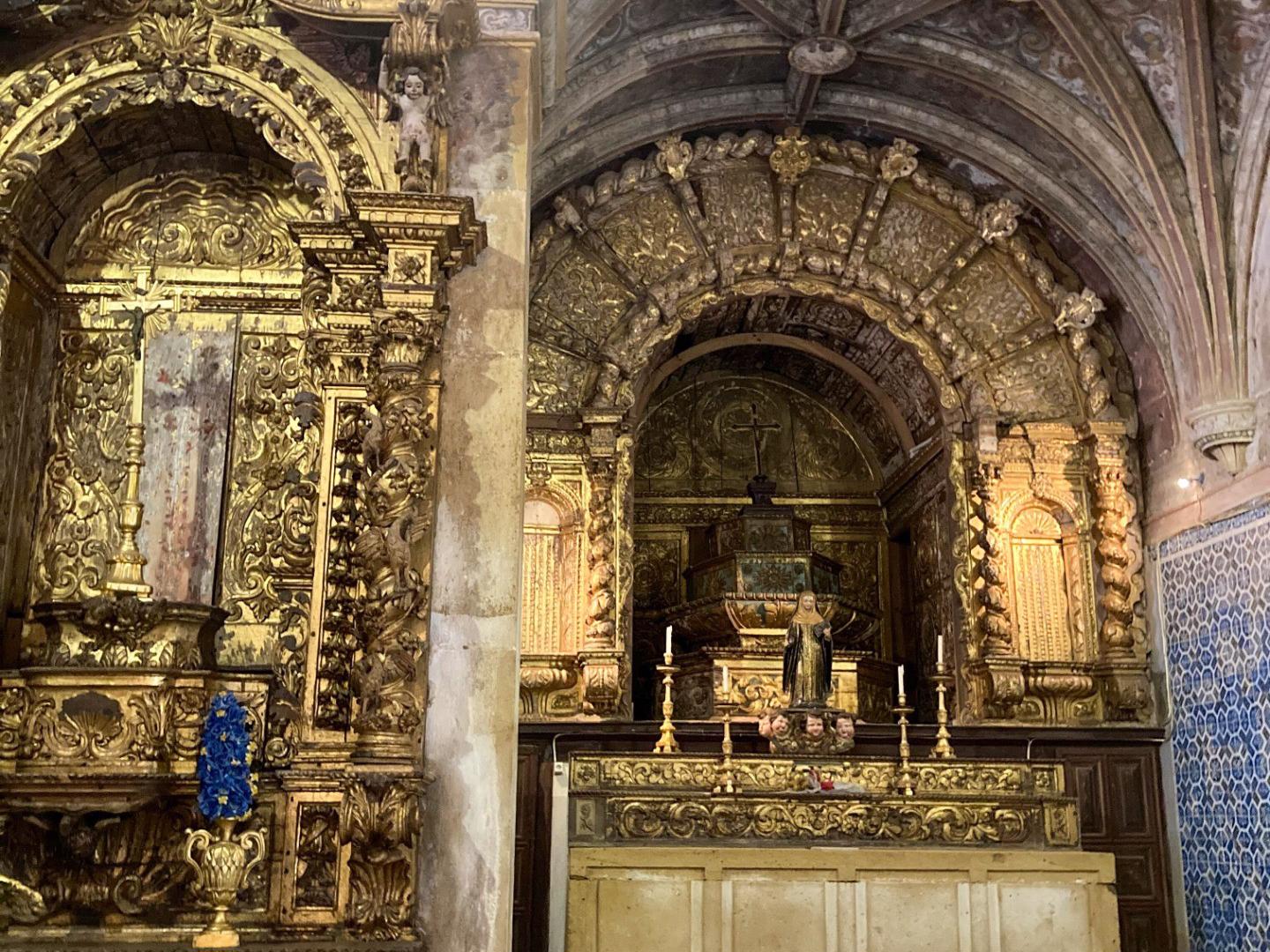 Altar - Capela dedicada a Santa Iria, padroeira da cidade. Foi mandada construir no século XV, tendo sofrido uma remodelação e ampliação no século XVI, que lhe acrescentou elementos renascentistas. 