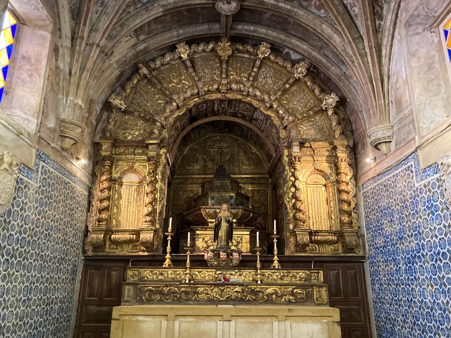 Altar - Capela dedicada a Santa Iria, padroeira da cidade. Foi mandada construir no século XV, tendo sofrido uma remodelação e ampliação no século XVI, que lhe acrescentou elementos renascentistas. 