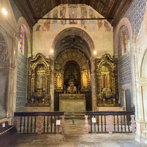 Capela - Capela dedicada a Santa Iria, padroeira da cidade. Foi mandada construir no século XV, tendo sofrido uma remodelação e ampliação no século XVI, que lhe acrescentou elementos renascentistas. 