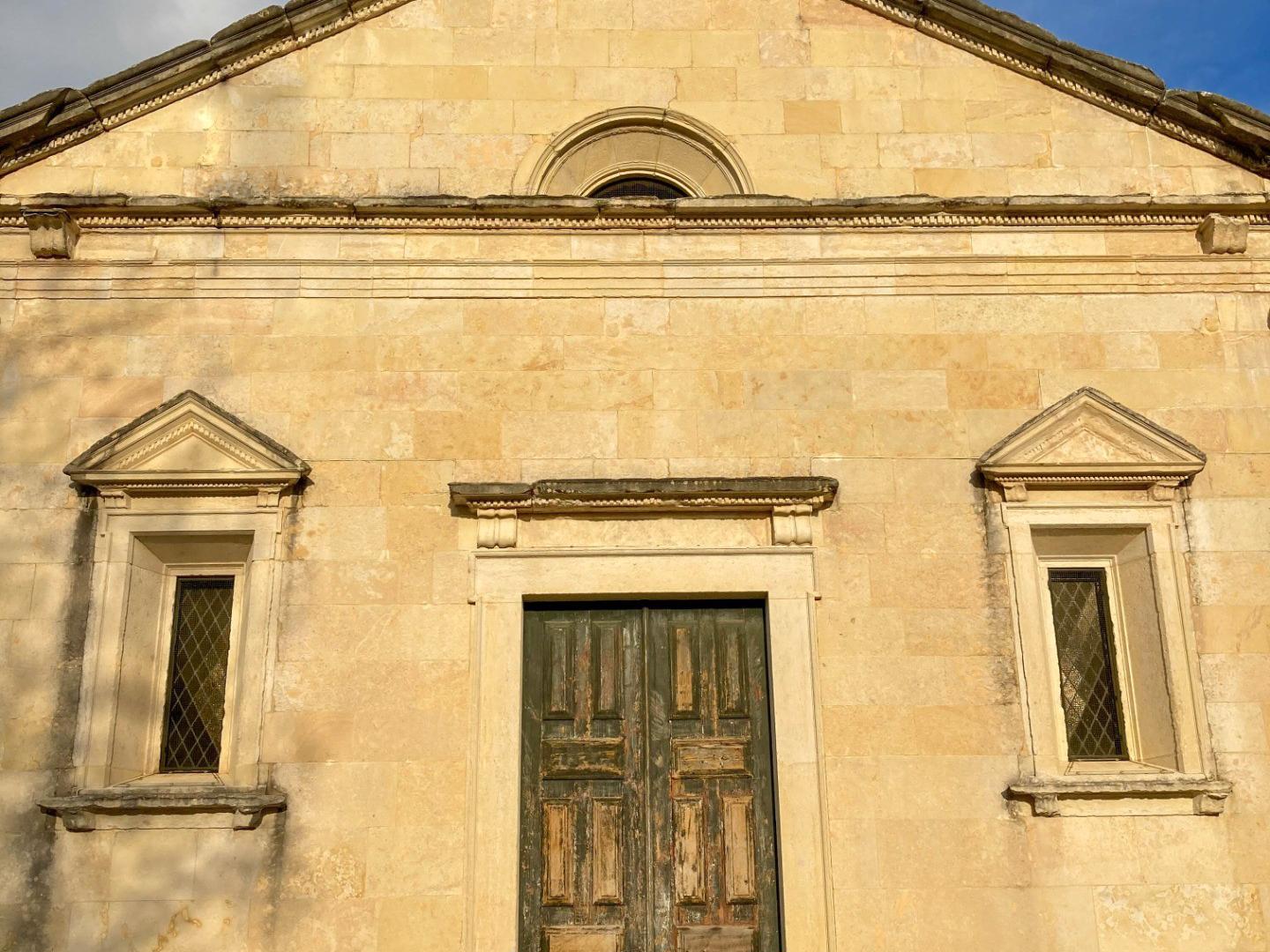 Fachada - Exemplo singular do classicismo italiano na Península Ibérica. Com uma arquitetura que evoca a tipologia romana da basílica, trata-se, na verdade, de uma pequena Igreja-Salão, com uma antecâmara e abside.