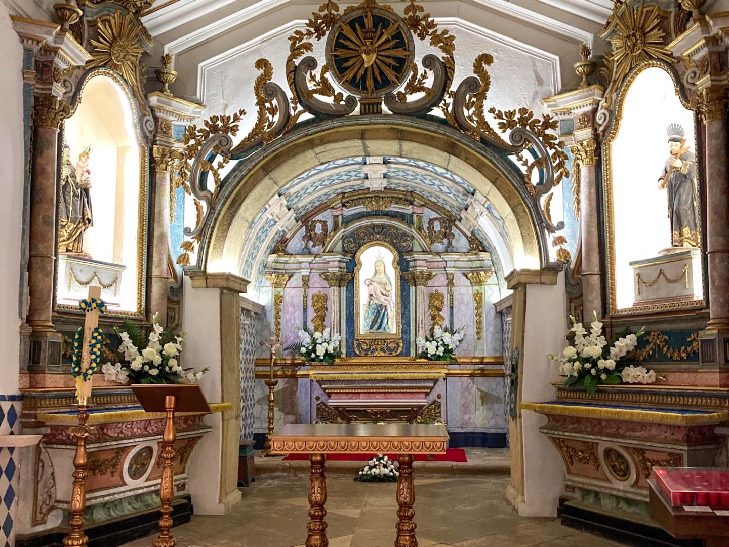 Altar - Antiga Ermida de Nossa Senhora do Monte, eleva-se, imponente e singela, no topo de uma colina, bem de frente para o Castelo de Tomar e para o Convento de Cristo.
