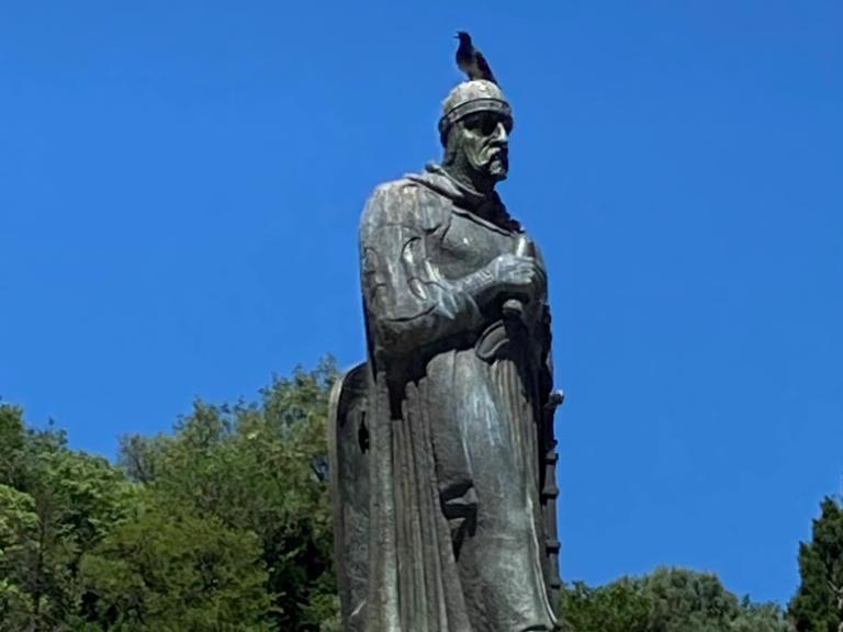 Pormenor - Estátua em homenagem ao fundador, da cidade de Tomar, localizada no centro da Praça da República.