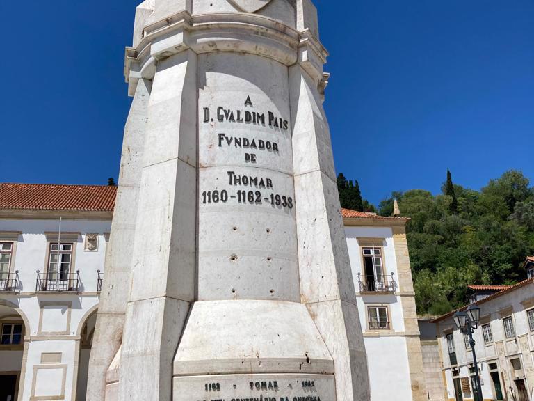 Pormenor - Estátua em homenagem ao fundador, da cidade de Tomar, localizada no centro da Praça da República.
