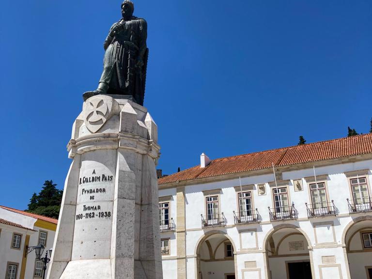 Enquadramento - Estátua em homenagem ao fundador, da cidade de Tomar, localizada no centro da Praça da República.