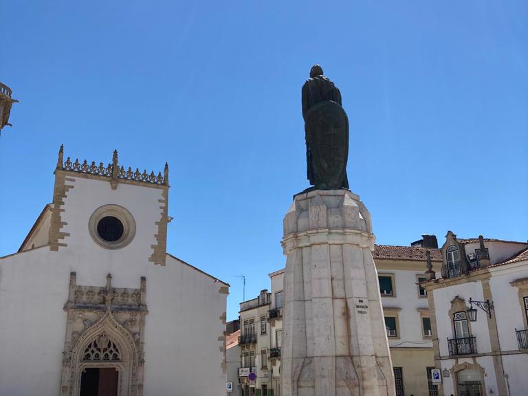 Enquadramento - Estátua em homenagem ao fundador, da cidade de Tomar, localizada no centro da Praça da República.